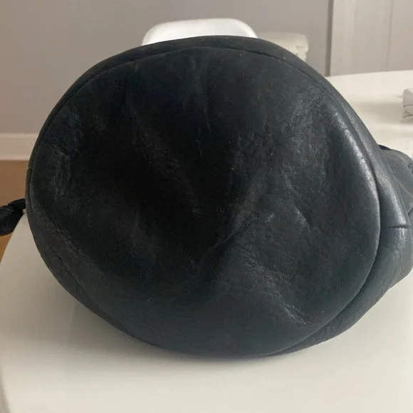 BAGGU Black Crossbody Bag with Sleek Design - Picture 9 of 9